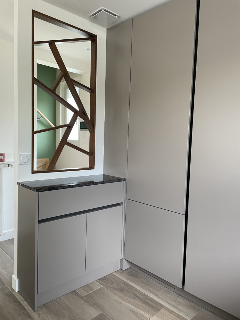 Claustra décoratif en noyer et meuble sur mesure assorti, conçus par MS Singulier pour une cuisine contemporaine à Paris.