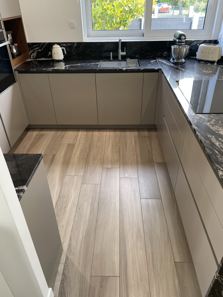 Cuisine sur mesure à Paris – Sol en grès cérame effet parquet chêne