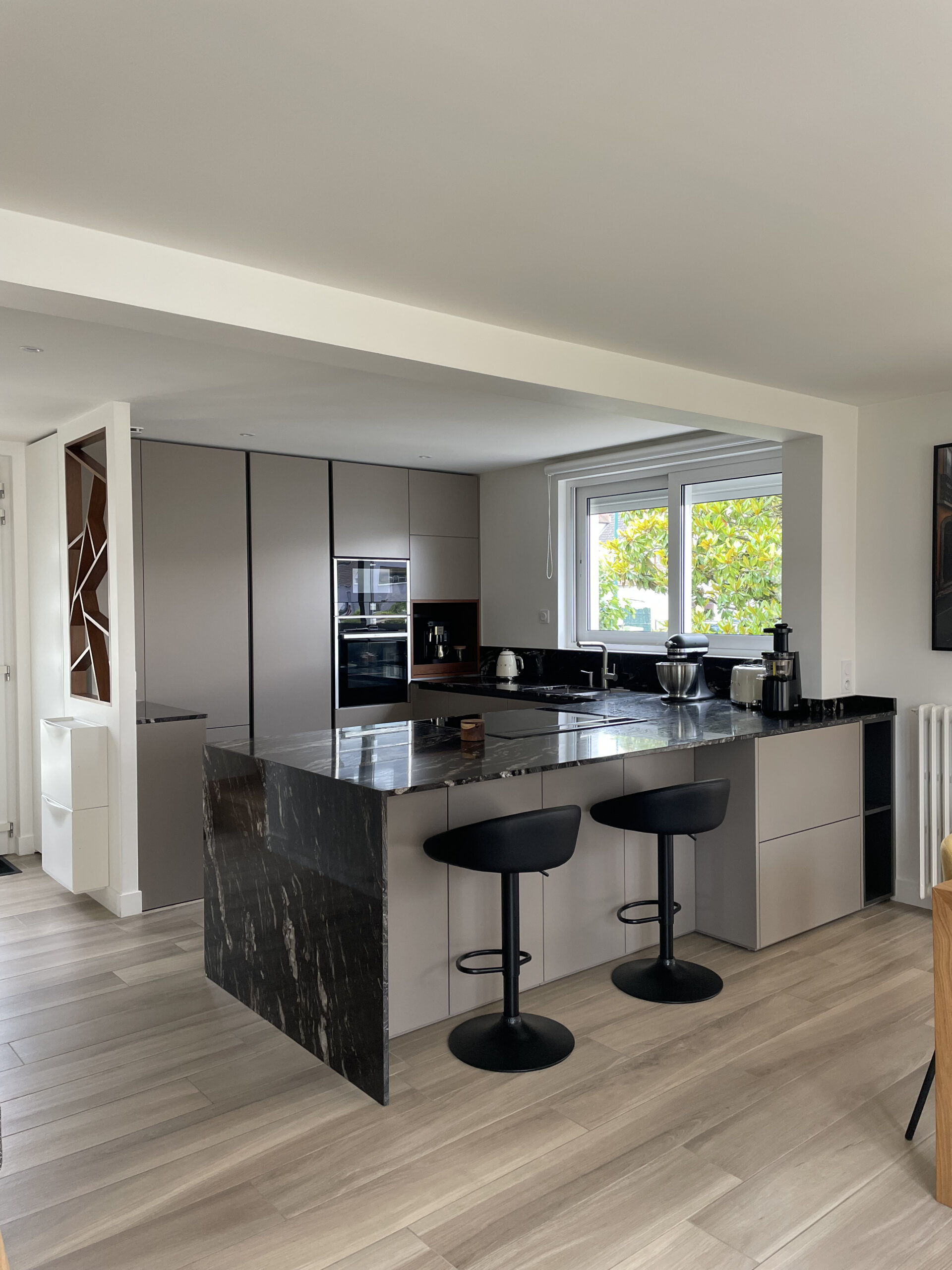 Cuisine sur mesure en laque mate argile et granit Titanium réalisée dans les Yvelines par MS Singulier.
