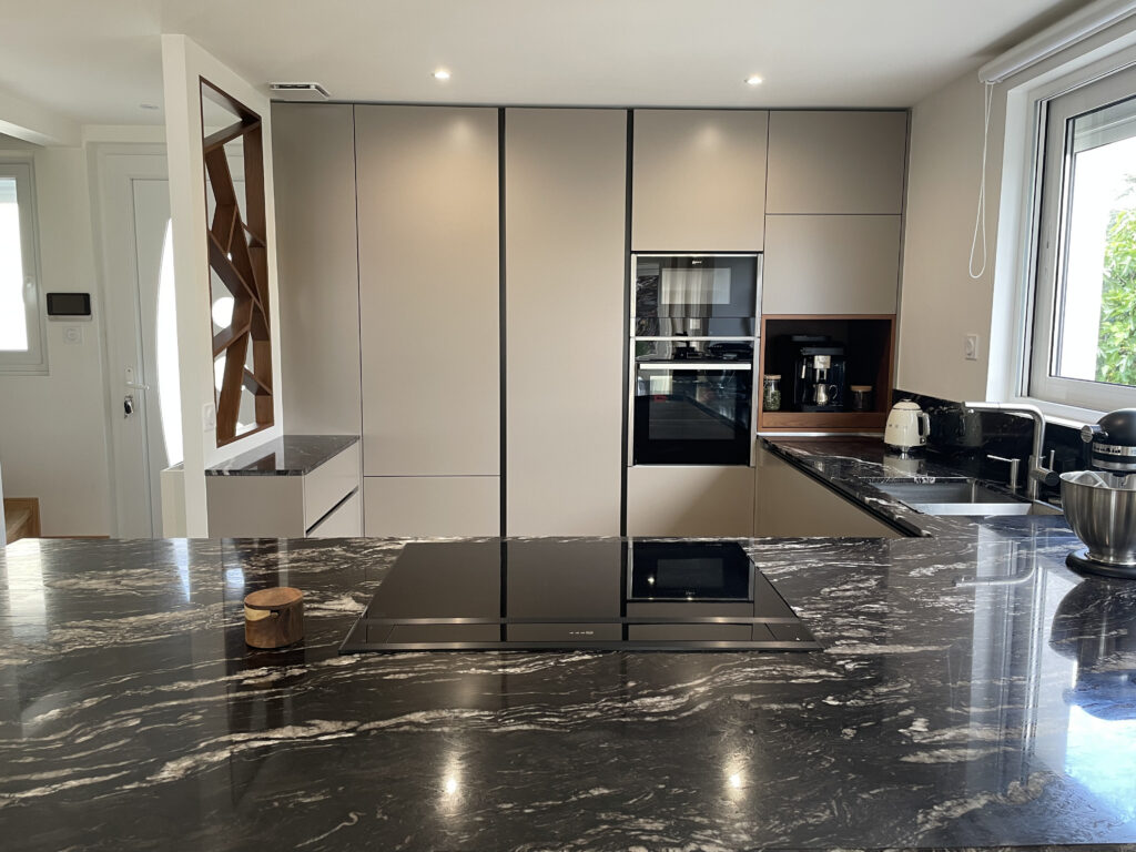 Détail du plan de travail en granit Titanium et façades en laque mate réalisées à Paris par MS Singulier.