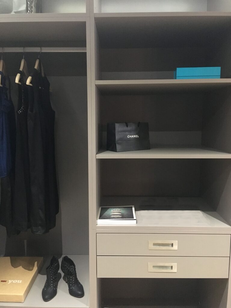 Dressing sur mesure dans les Yvelines - ouvert, penderie escamotable