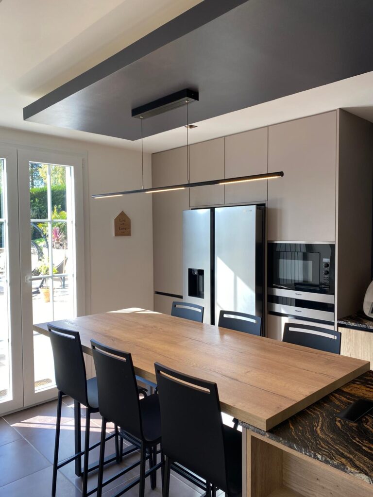 Cuisine sur mesure à Chambourcy dans les Yvelines - Pierre granit Barocco et meuble en laque mate véritable