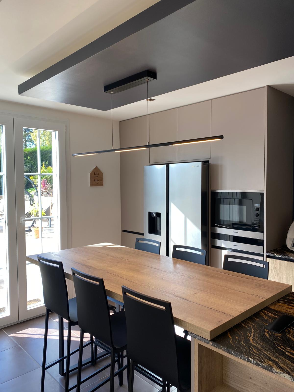 Cuisine sur mesure à Chambourcy dans les Yvelines - Pierre granit Barocco et meuble en laque mate véritable